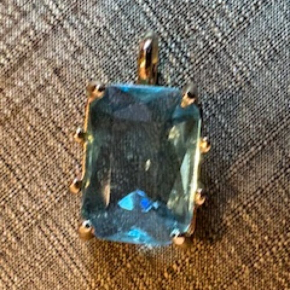 Aquamarine pendant-Set in gold tone